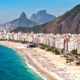 Essa praia brasileira atrai turistas do mundo todo